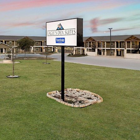 Eagle'S Den Suites Cotulla A Travelodge By Wyndham Экстерьер фото