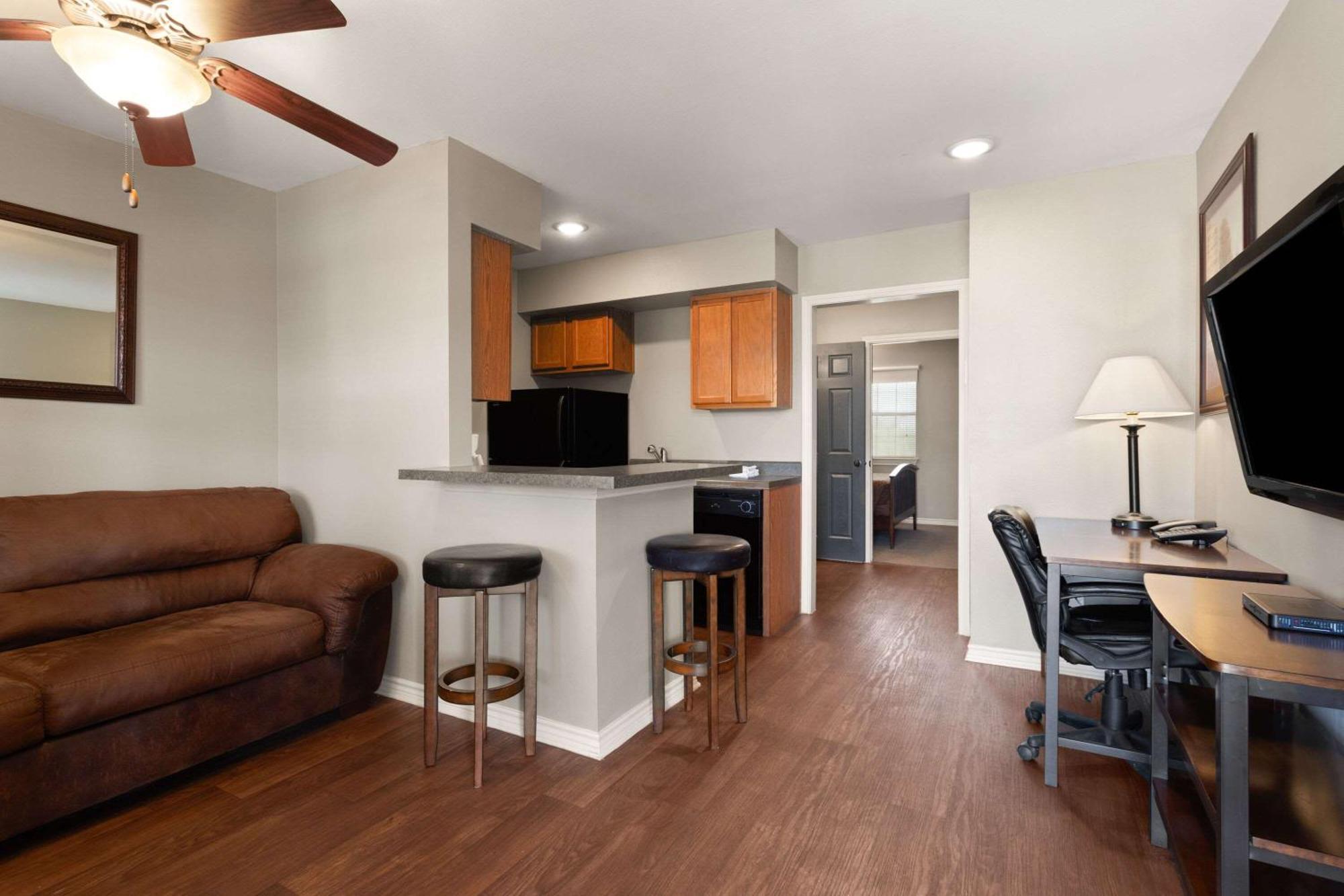 Eagle'S Den Suites Cotulla A Travelodge By Wyndham Экстерьер фото
