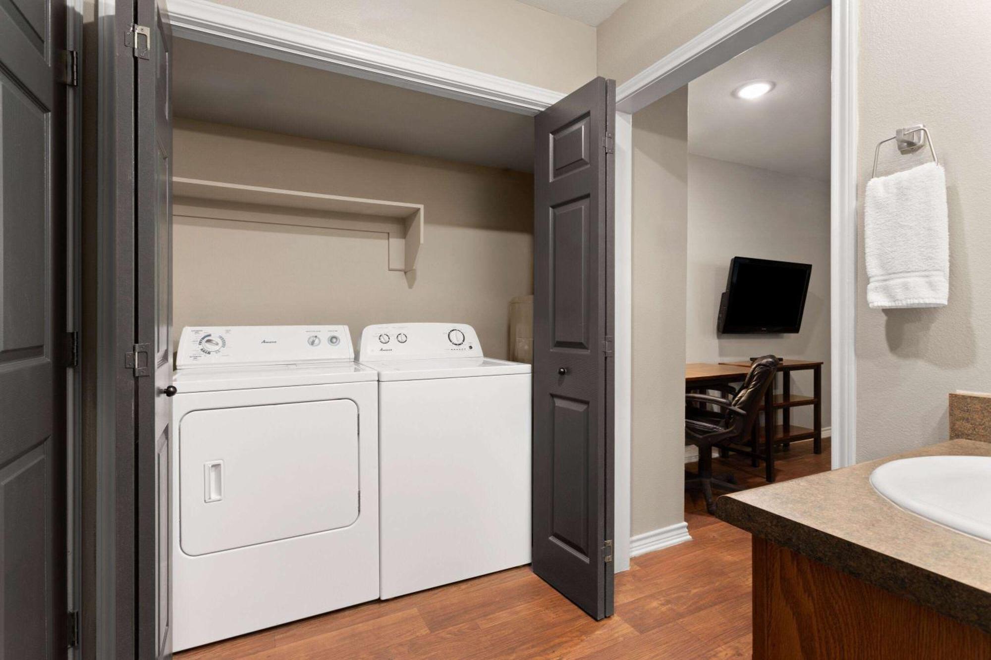 Eagle'S Den Suites Cotulla A Travelodge By Wyndham Экстерьер фото