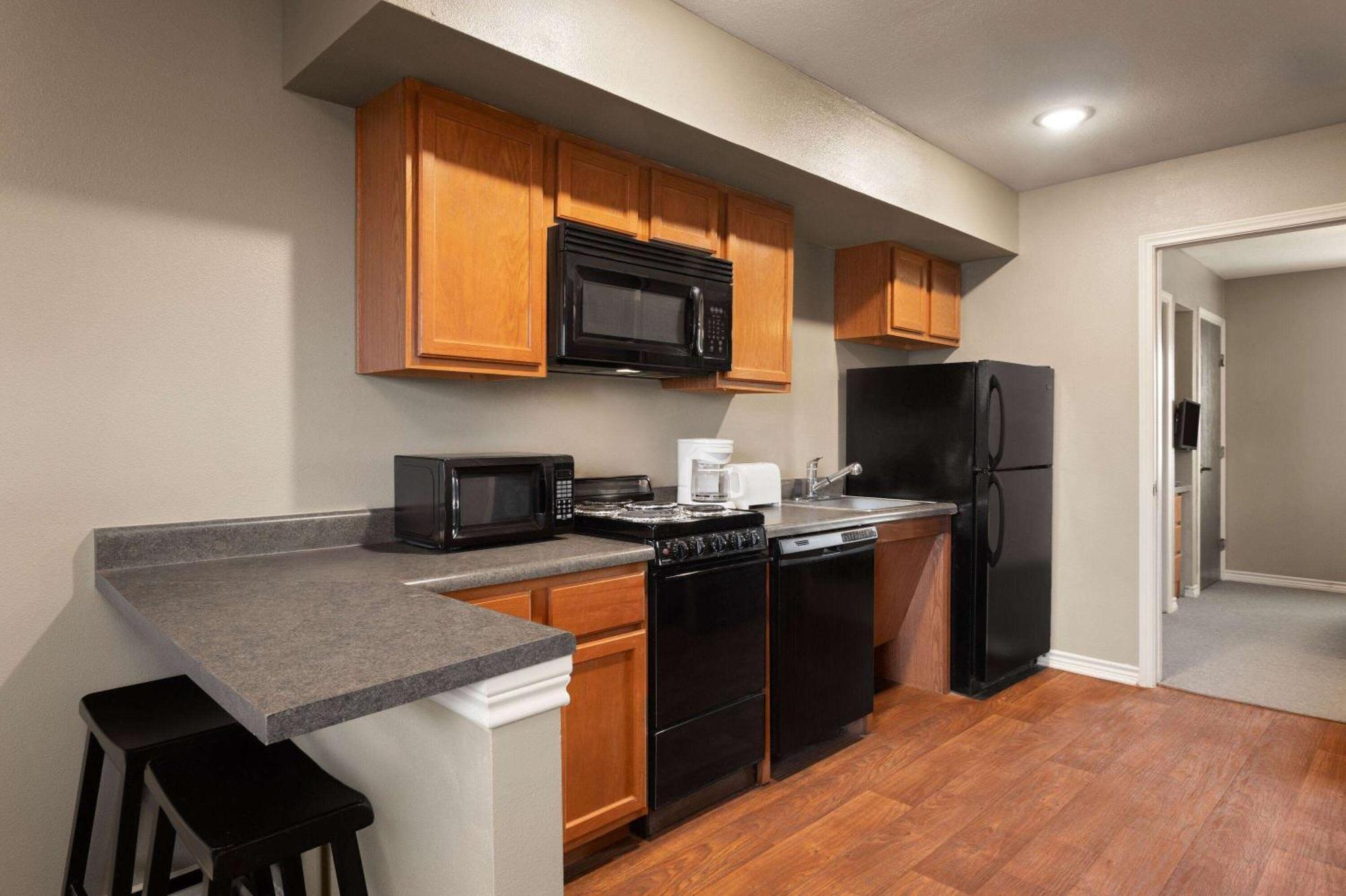 Eagle'S Den Suites Cotulla A Travelodge By Wyndham Экстерьер фото