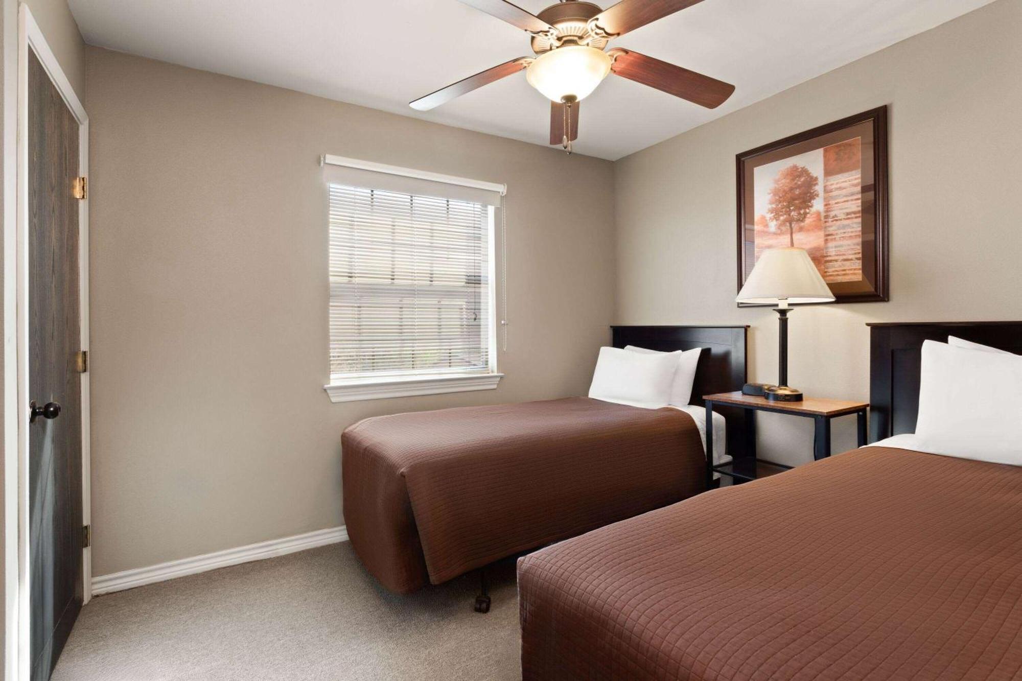 Eagle'S Den Suites Cotulla A Travelodge By Wyndham Экстерьер фото