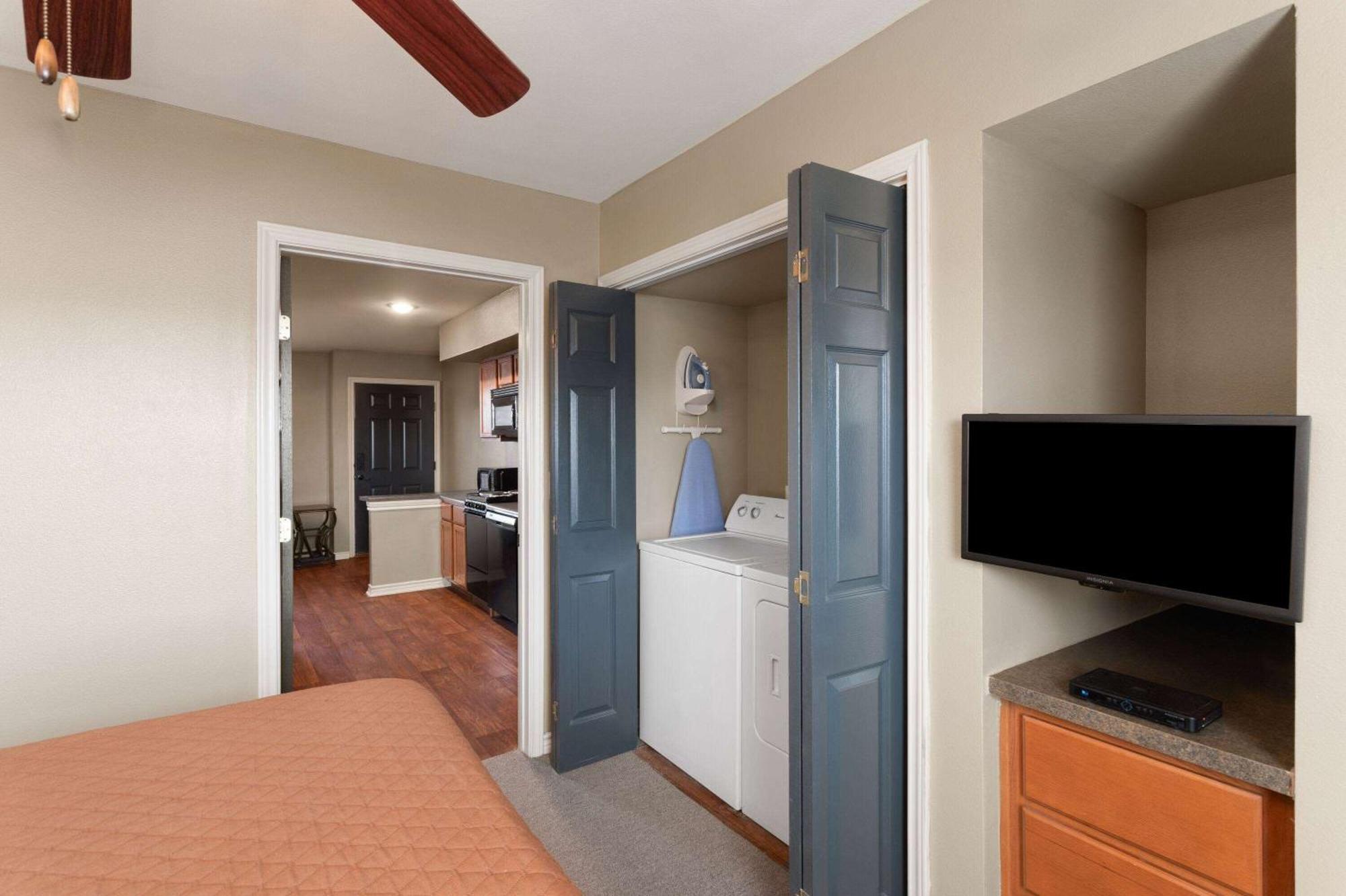 Eagle'S Den Suites Cotulla A Travelodge By Wyndham Экстерьер фото