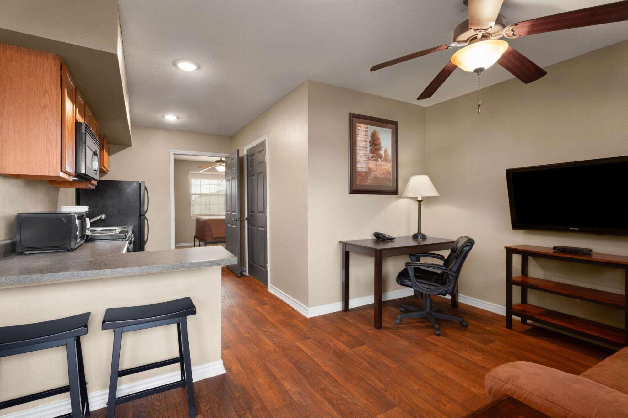 Eagle'S Den Suites Cotulla A Travelodge By Wyndham Экстерьер фото