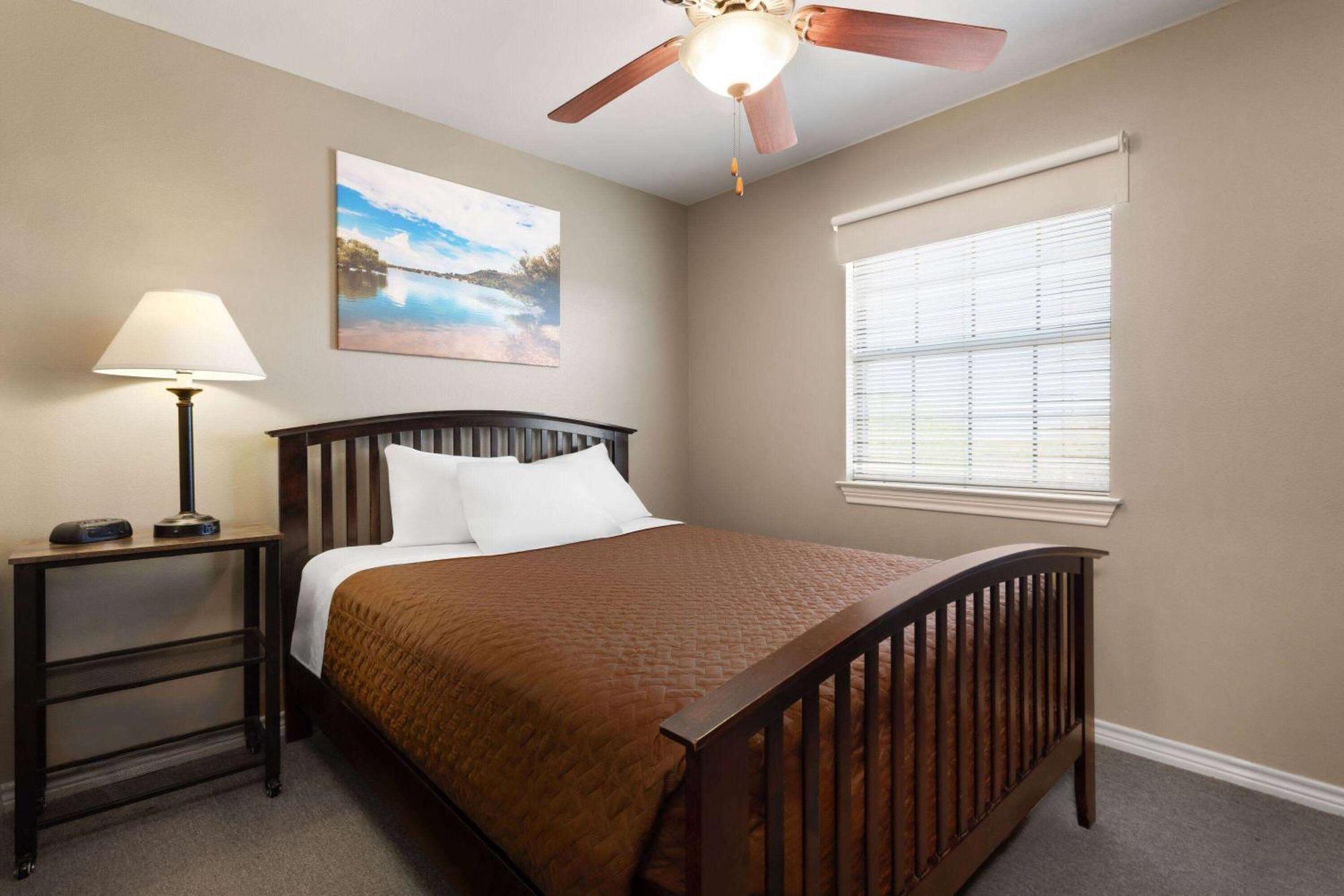 Eagle'S Den Suites Cotulla A Travelodge By Wyndham Экстерьер фото