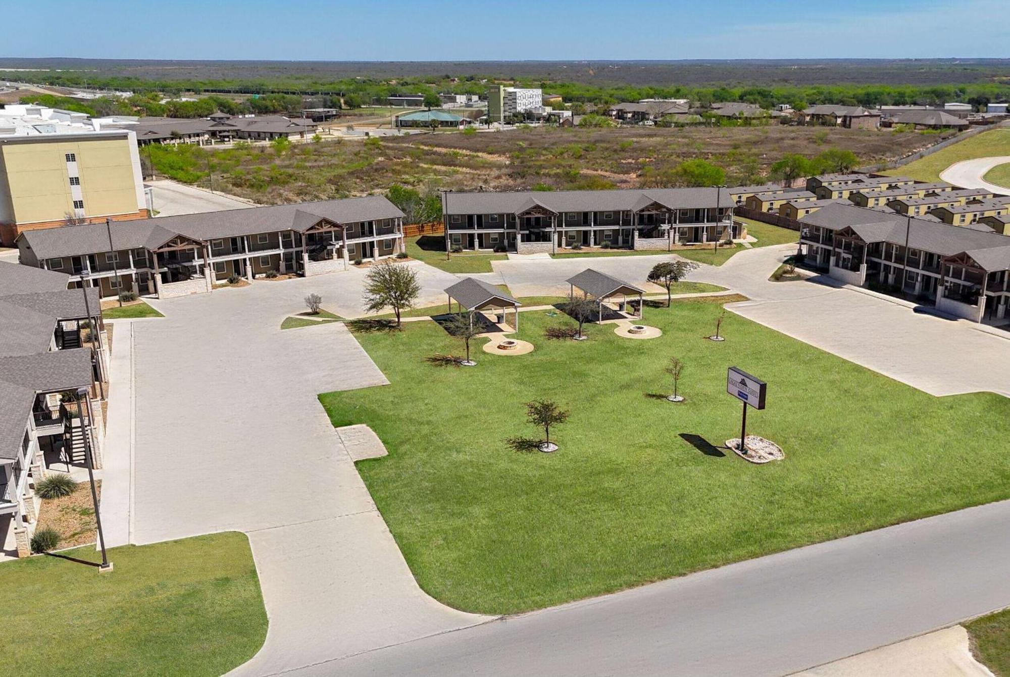 Eagle'S Den Suites Cotulla A Travelodge By Wyndham Экстерьер фото