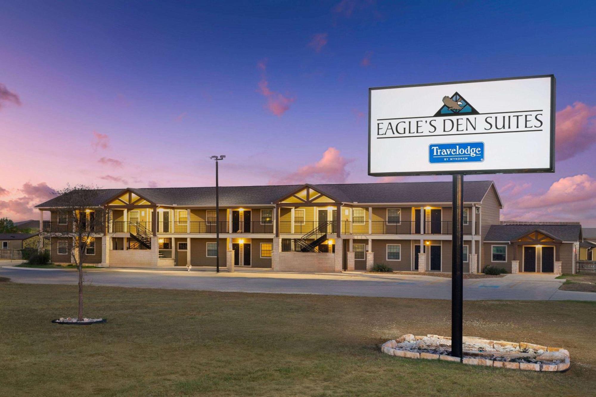 Eagle'S Den Suites Cotulla A Travelodge By Wyndham Экстерьер фото