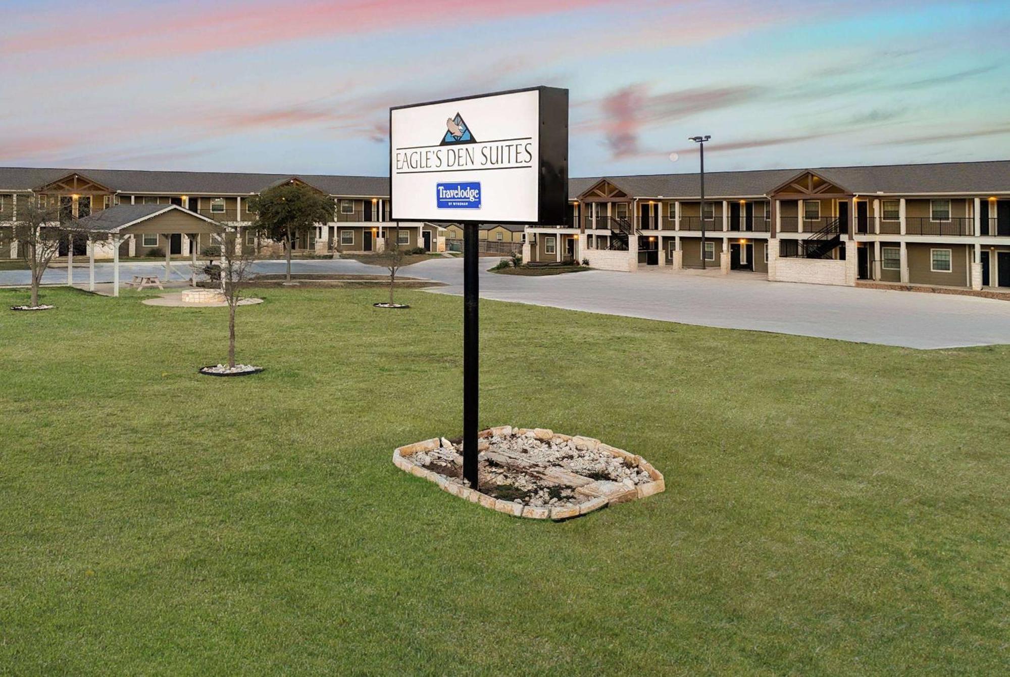 Eagle'S Den Suites Cotulla A Travelodge By Wyndham Экстерьер фото