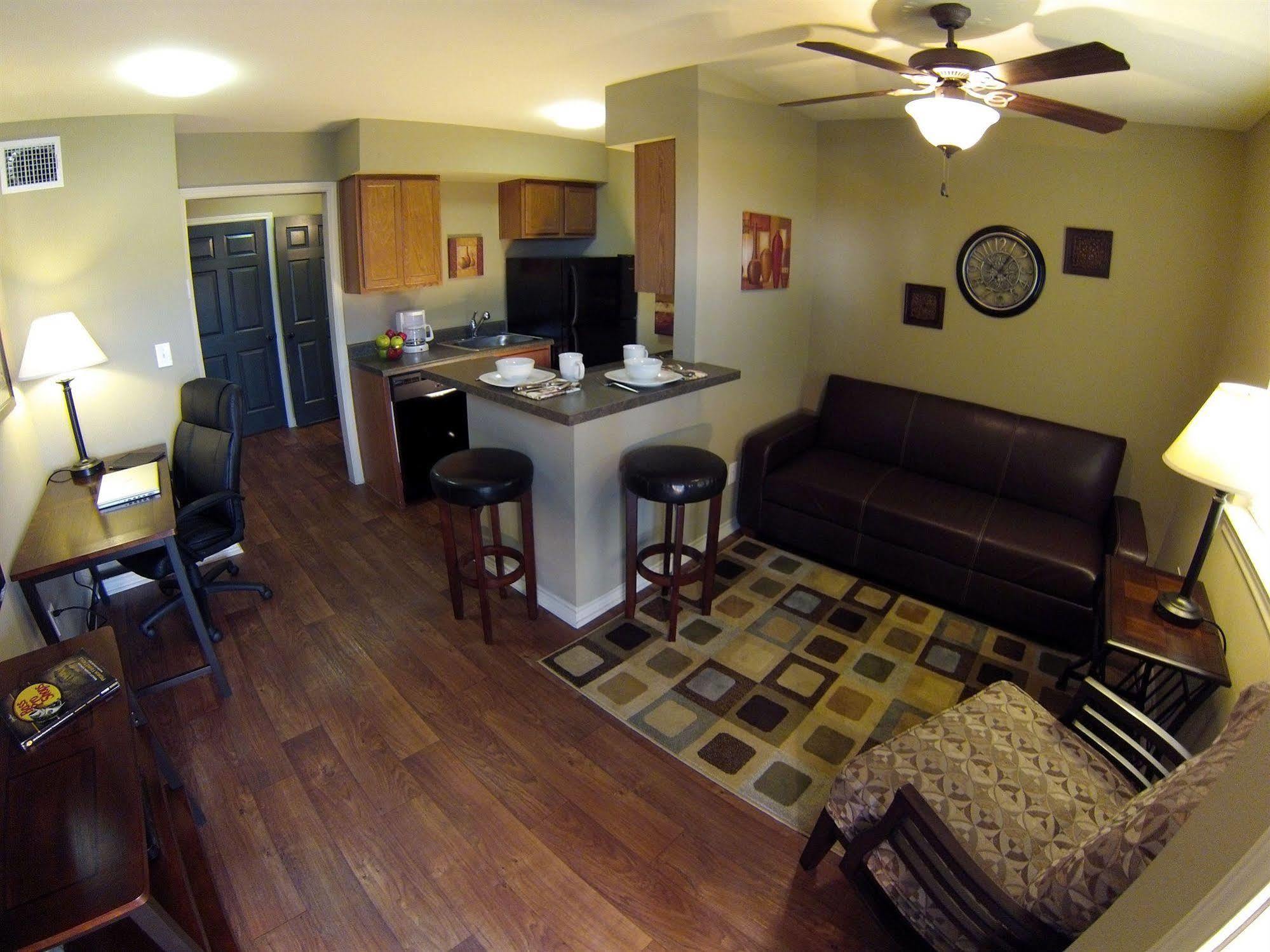Eagle'S Den Suites Cotulla A Travelodge By Wyndham Экстерьер фото