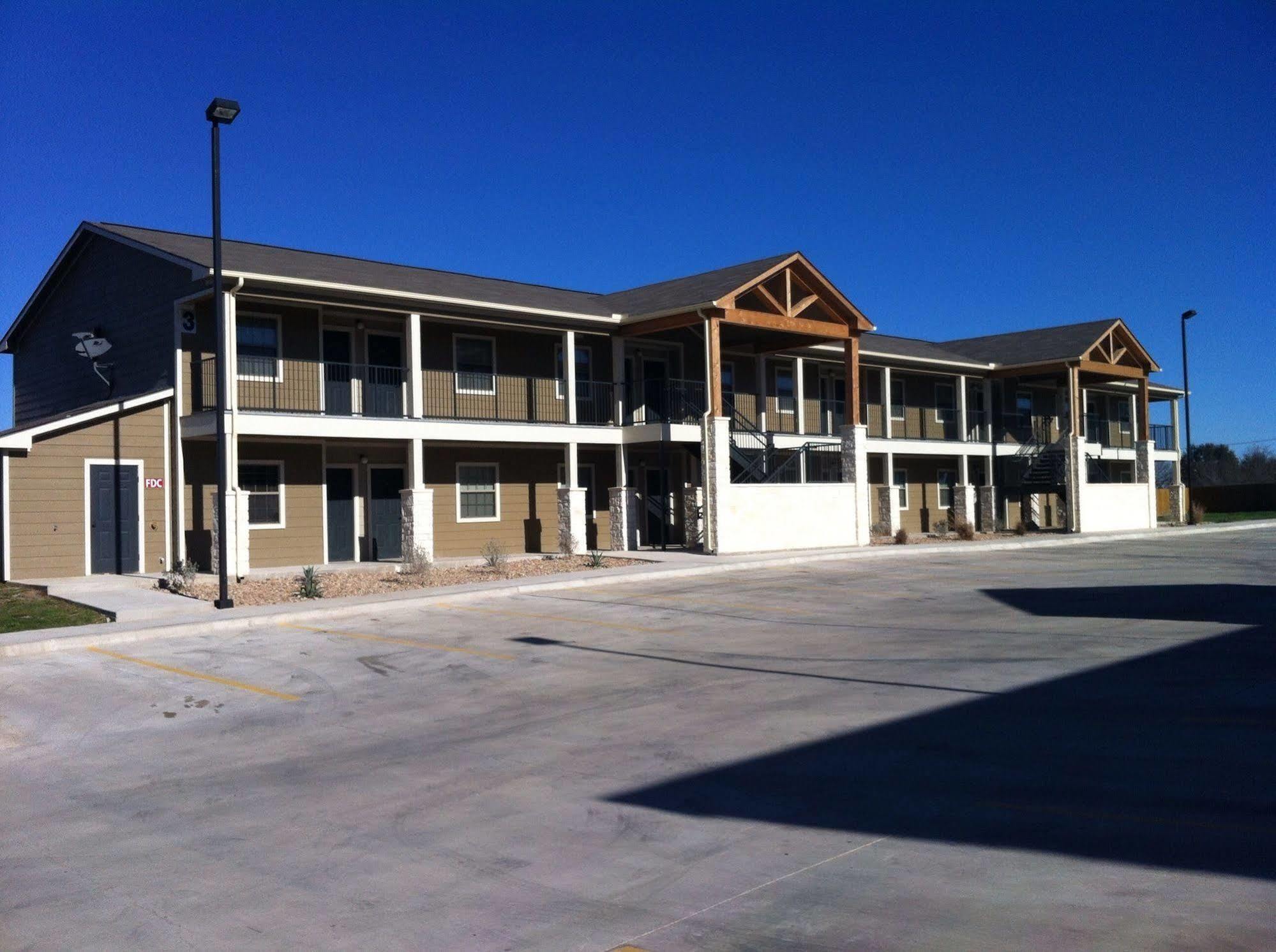 Eagle'S Den Suites Cotulla A Travelodge By Wyndham Экстерьер фото