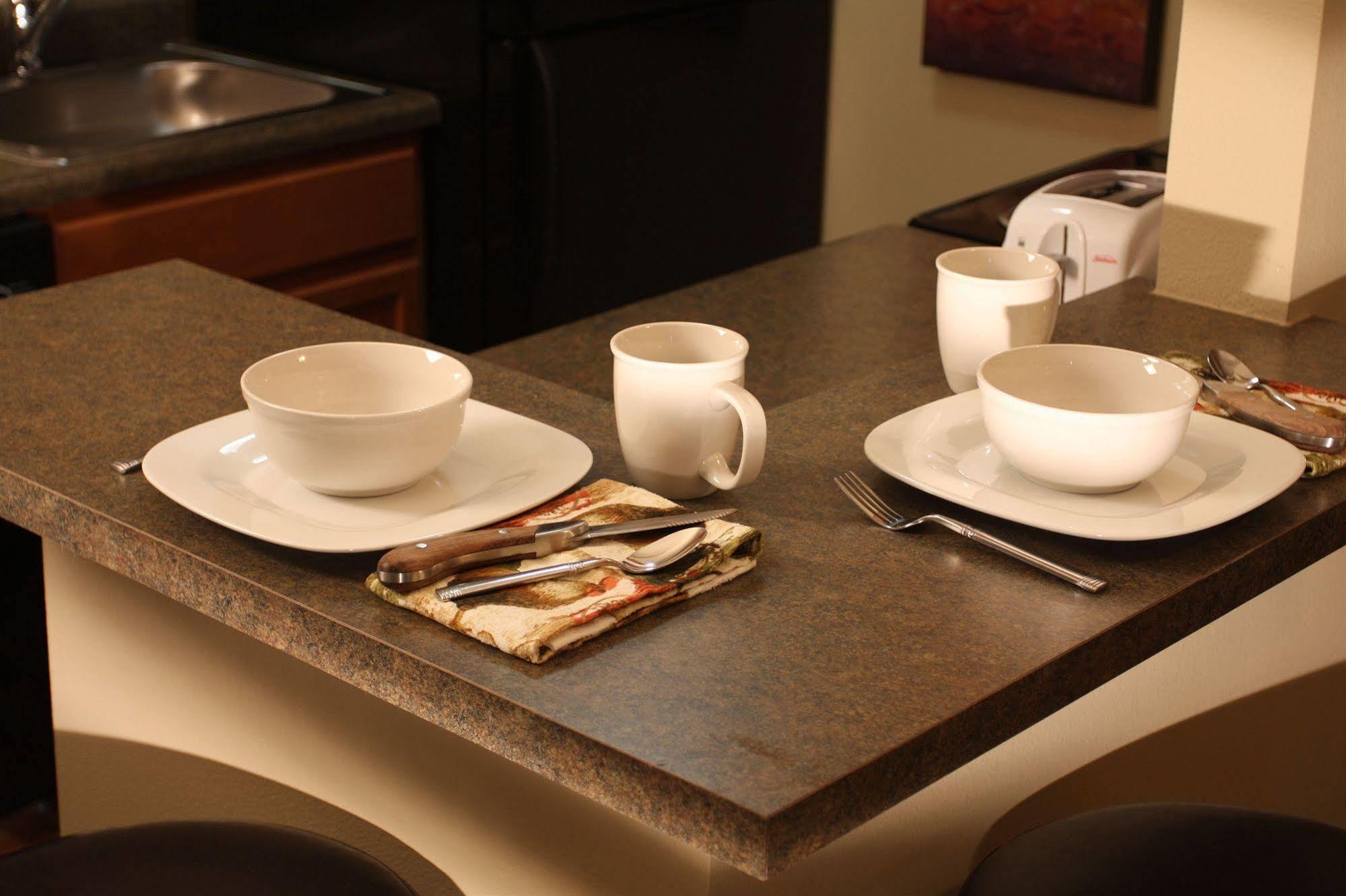 Eagle'S Den Suites Cotulla A Travelodge By Wyndham Экстерьер фото