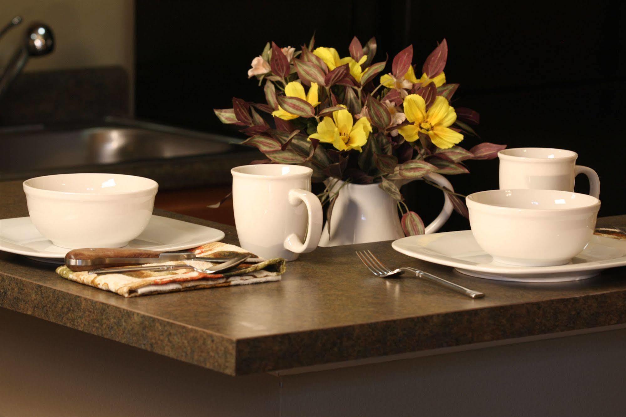 Eagle'S Den Suites Cotulla A Travelodge By Wyndham Экстерьер фото