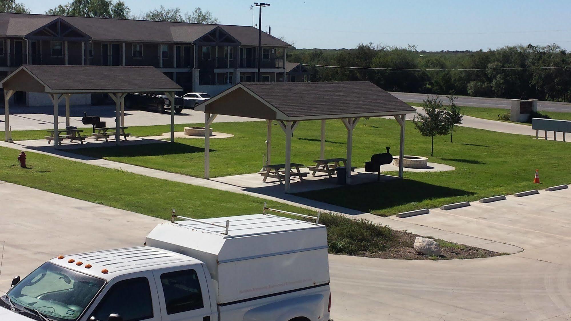 Eagle'S Den Suites Cotulla A Travelodge By Wyndham Экстерьер фото
