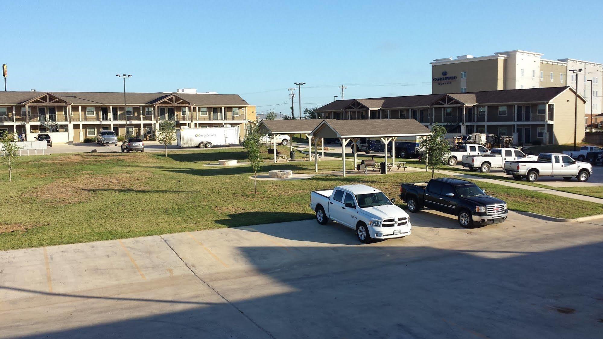 Eagle'S Den Suites Cotulla A Travelodge By Wyndham Экстерьер фото